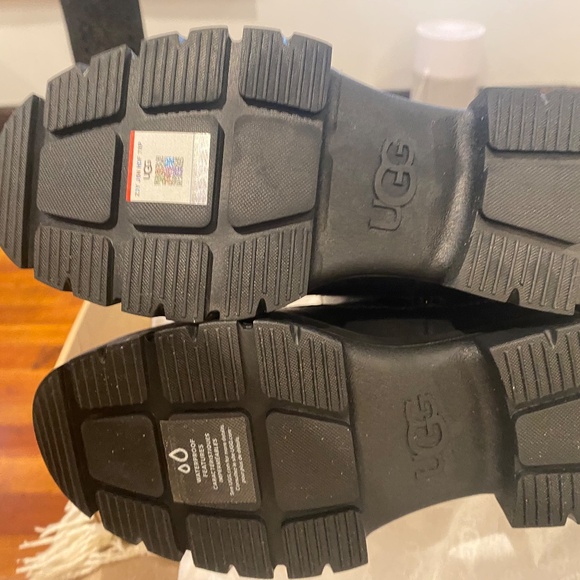 NEW IN BOX! UGG Ashton High Chelsea Boot - Picture 7 of 16